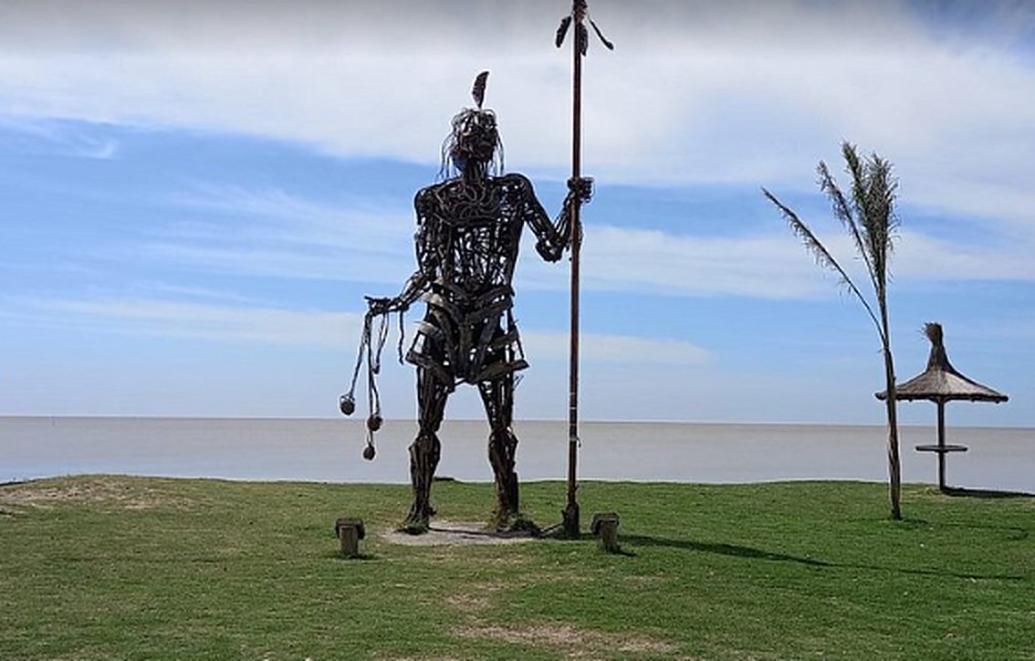 Escultura del indio frente al Rio de la Plata en Punta Indio